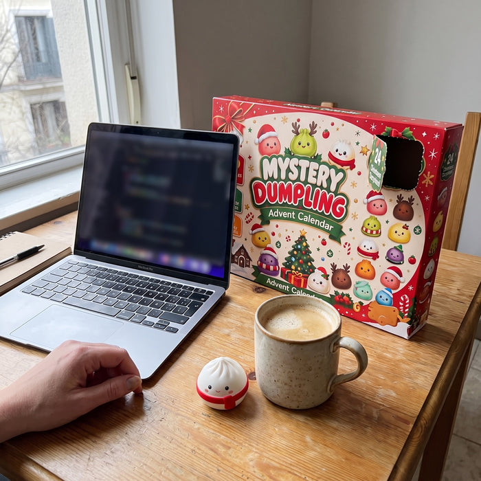 Calendario en la mesa de trabajo junto al café