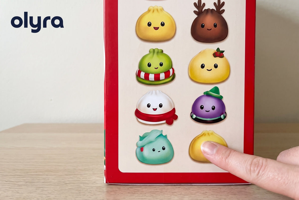 Dedo sobre las puertas del calendario de Adviento